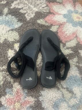 Sanuk Women's Black Wrap Toe Loop Sandals